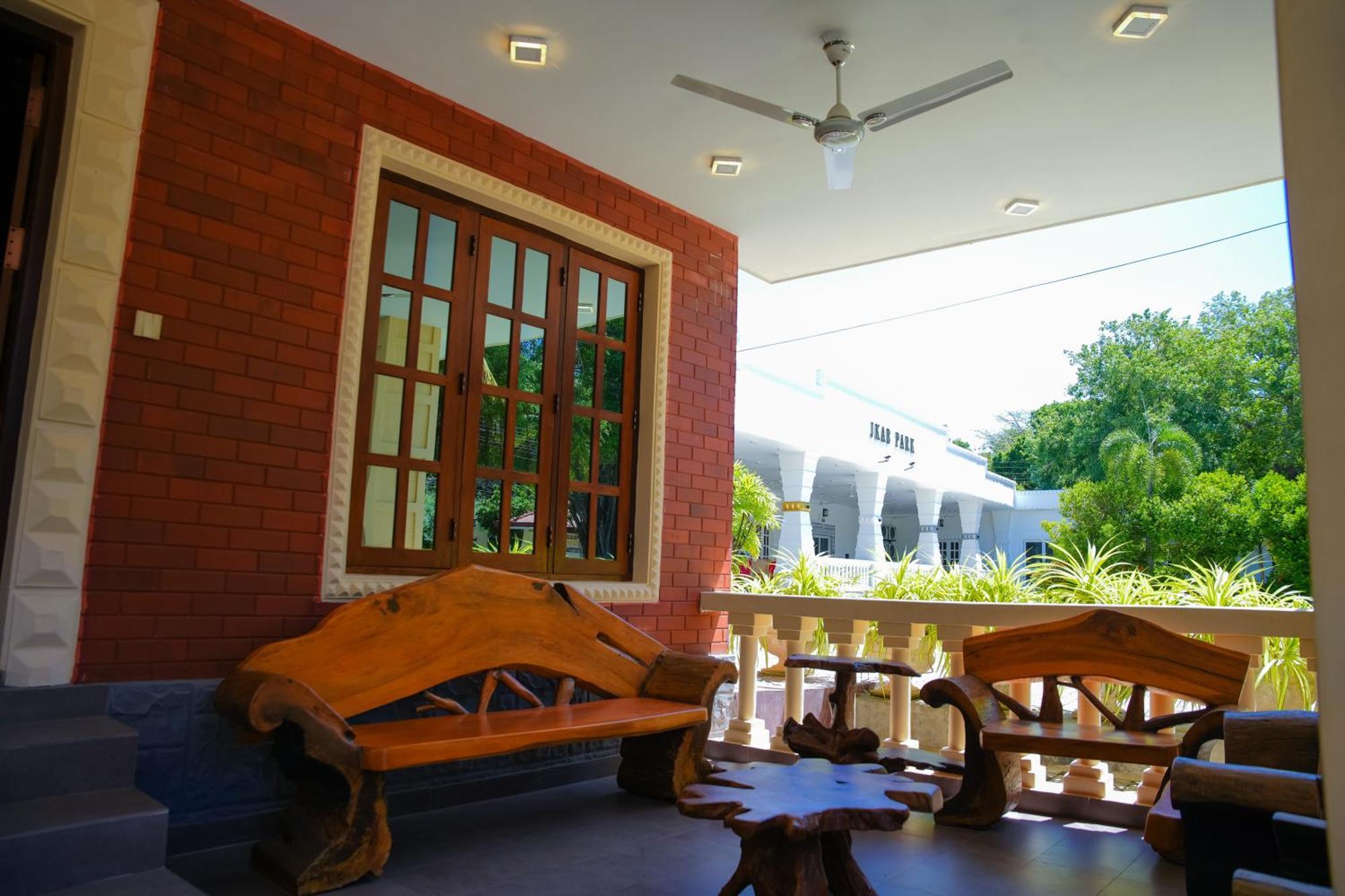 Jkab Park Hotel ตรินโคมาลี ภายนอก รูปภาพ