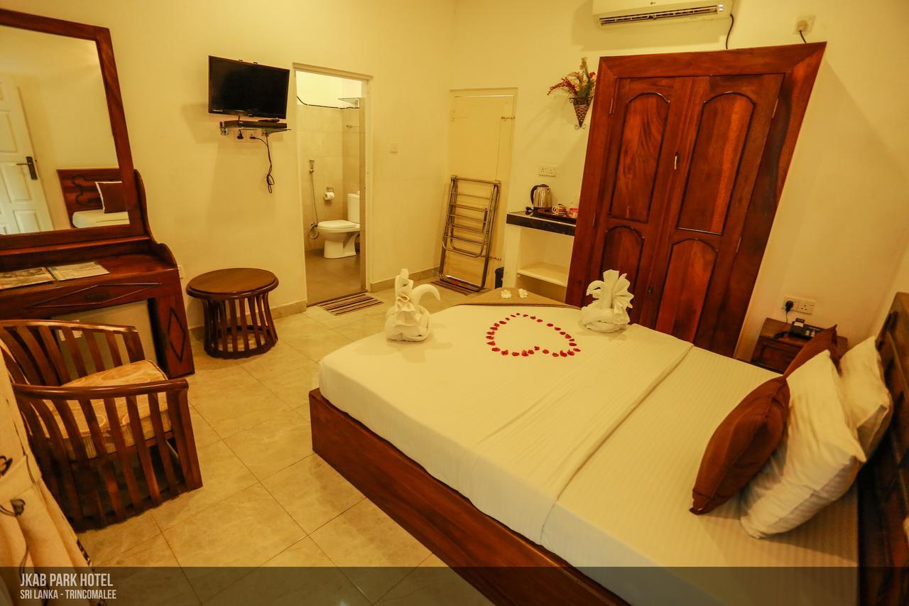 Jkab Park Hotel ตรินโคมาลี ภายนอก รูปภาพ