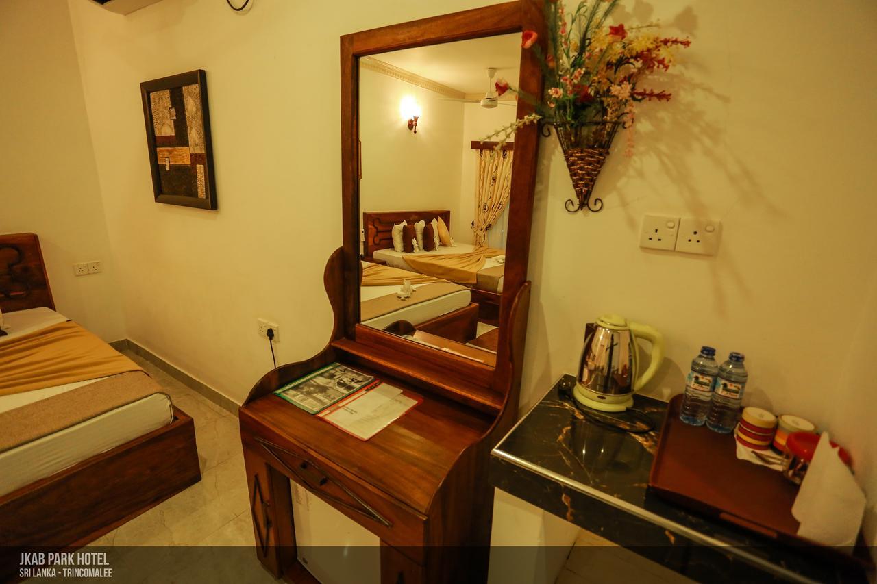 Jkab Park Hotel ตรินโคมาลี ภายนอก รูปภาพ