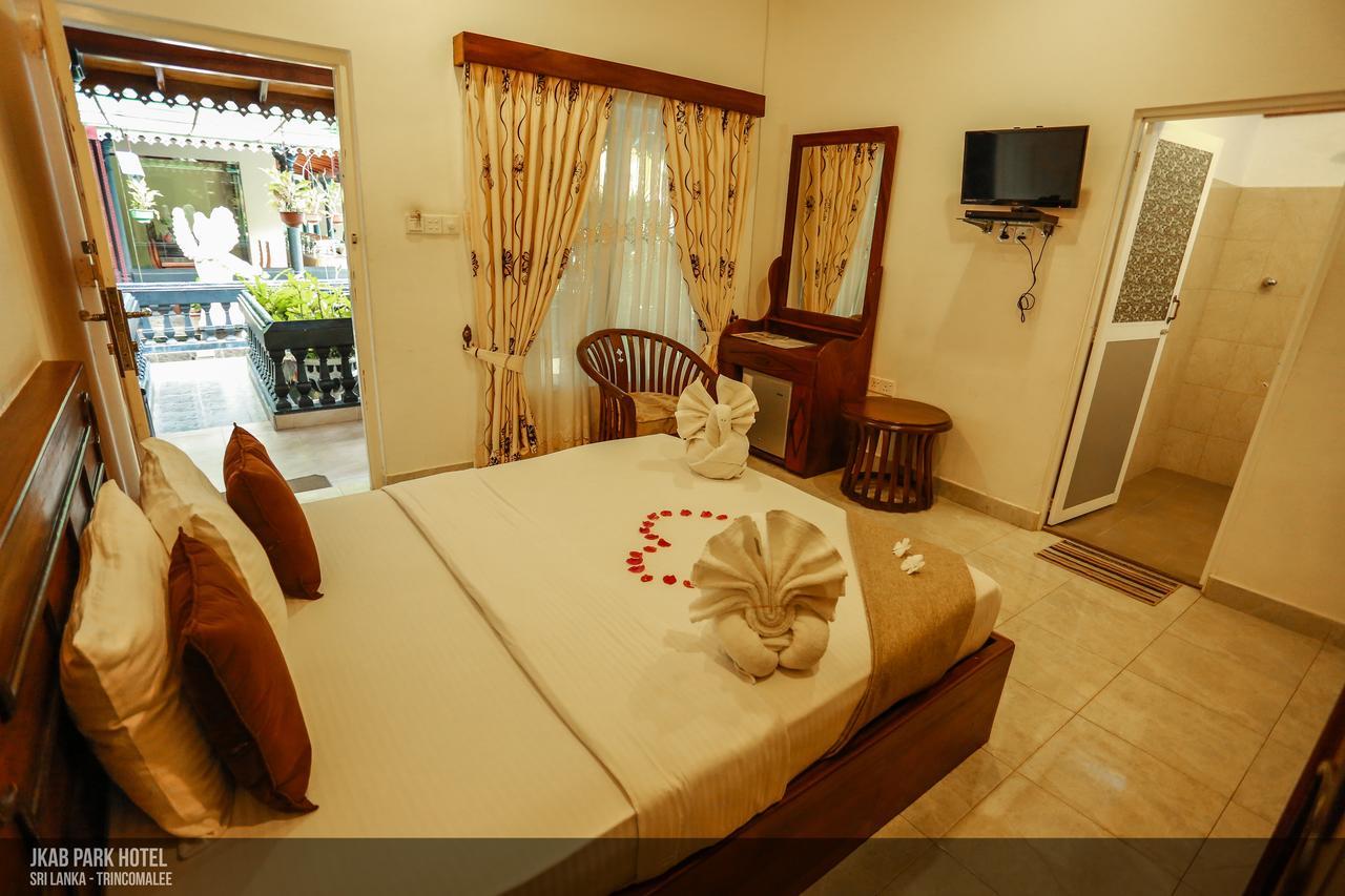 Jkab Park Hotel ตรินโคมาลี ภายนอก รูปภาพ
