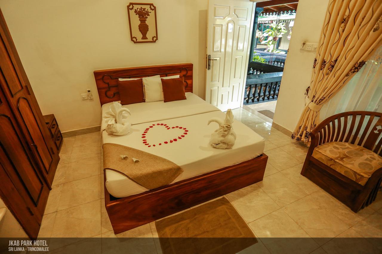 Jkab Park Hotel ตรินโคมาลี ภายนอก รูปภาพ